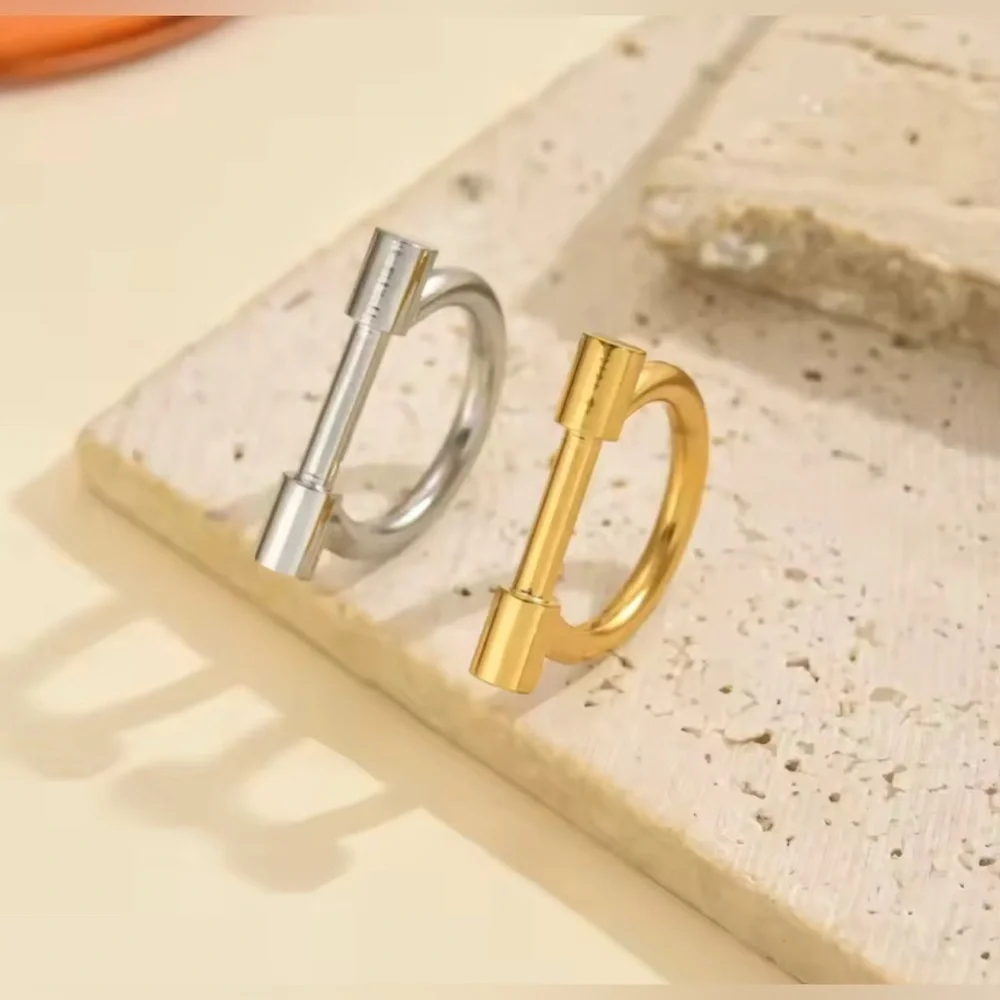 18K Gold Plated D Shape Shackle Bar Horseshoe Designed Theme Ring